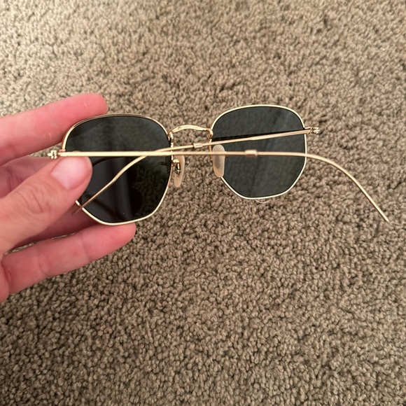 Ray-ban sunglasses. Hexagonal flat lenses shape. Black lens with gold frame - Picture 3 of 3